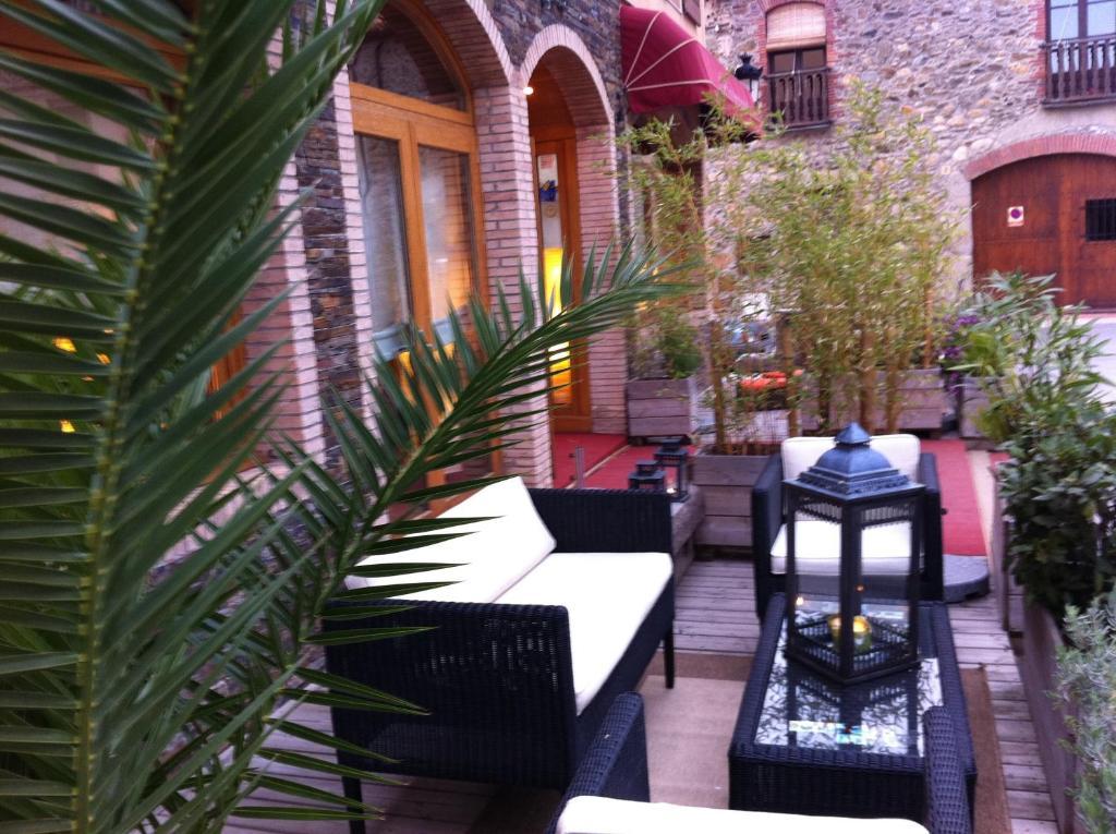 Hotel La Placa Garriguella Exterior foto
