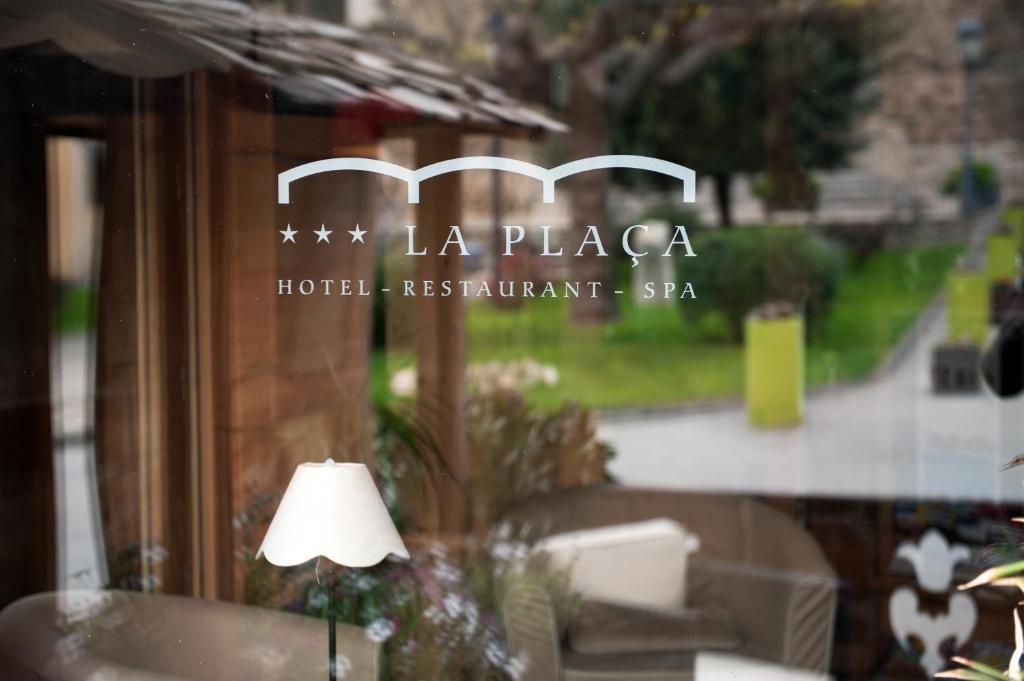 Hotel La Placa Garriguella Exterior foto